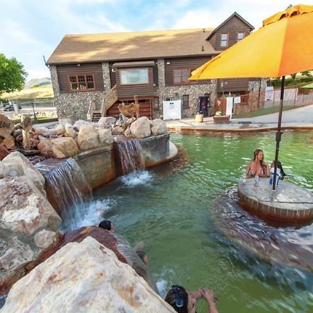 Camelot Inn At Honeyville エクステリア 写真