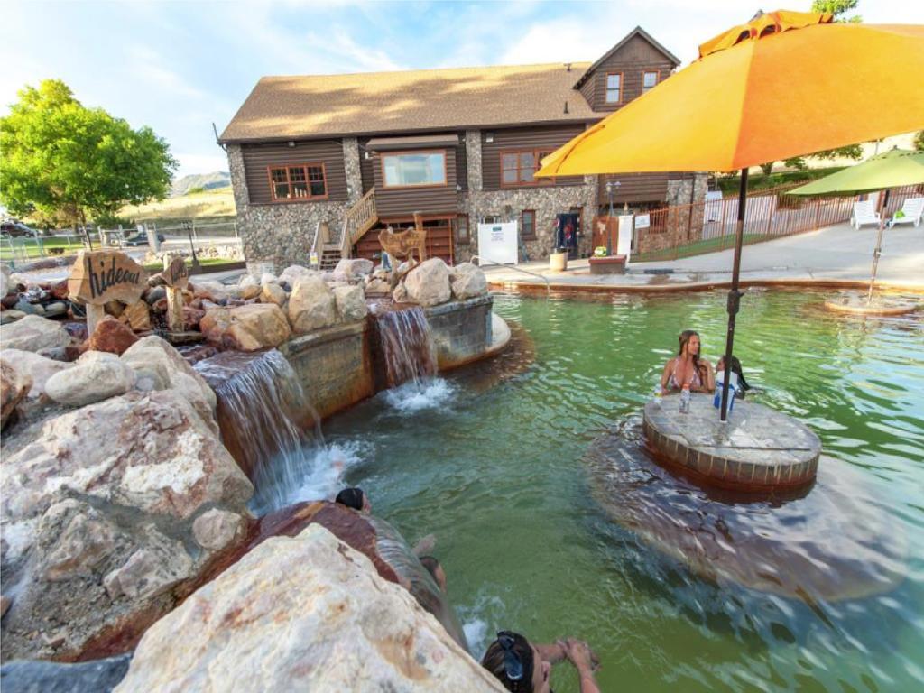 Camelot Inn At Honeyville エクステリア 写真