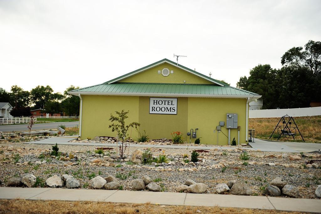 Camelot Inn At Honeyville エクステリア 写真